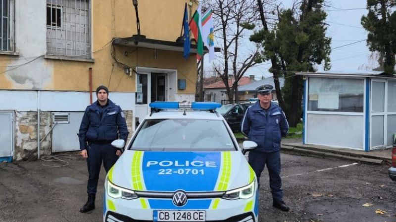 Полицай изкарал седем автобуса от горящия паркинг край Костинброд